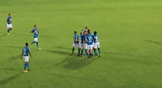 Amichevole Napoli-Trento 7-0, gol Chiriches da centrocampo