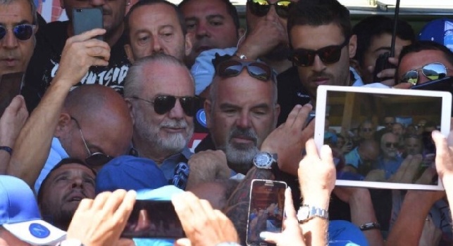De Laurentiis dopo il bagno di folla allo stadio di Carciato: Meraviglioso stare insieme ai nostri tifosi