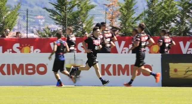Core stability, il drone caduto e tifosi dappertutto: gli scatti della seduta mattutina [FOTOGALLERY CN24]