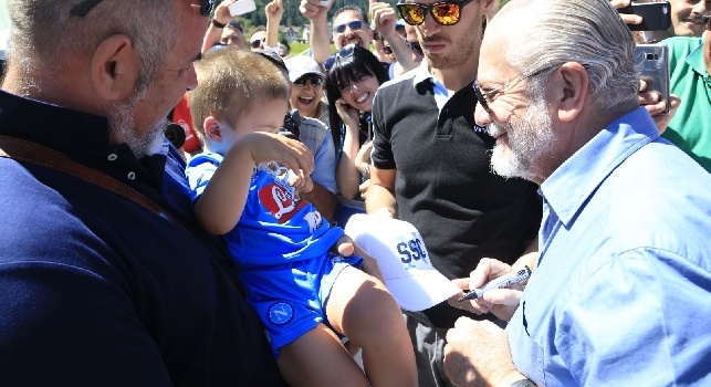 Aurelio De Laurentiis abbraccia i tifosi a Dimaro