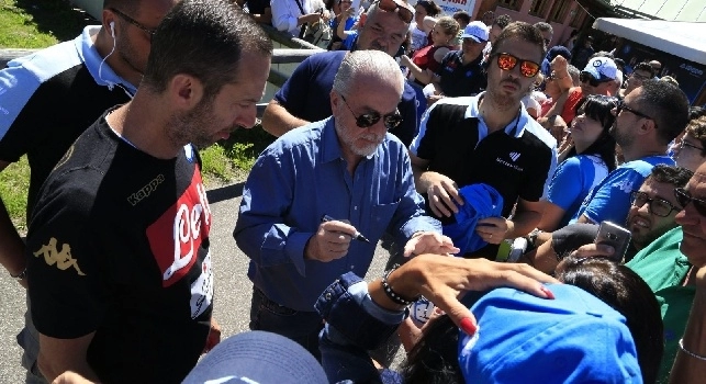 De Laurentiis abbraccia i tifosi, siparietto goliardico per una maglia non originale