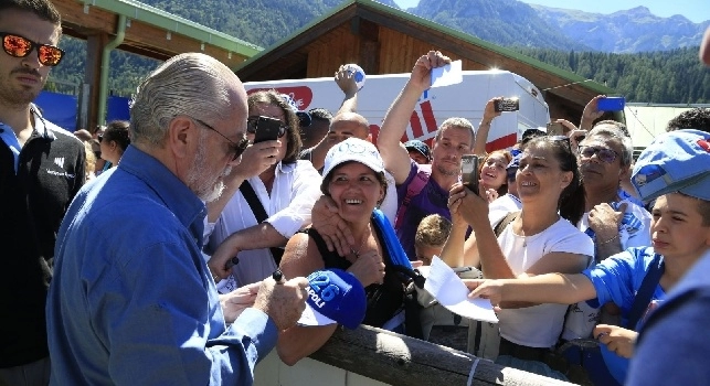 De Laurentiis abbraccia i tifosi a Dimaro