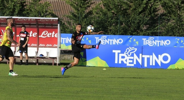 Insigne si allena, a bordo campo...due tifosi speciali per Lorenzo [FOTO CN24]