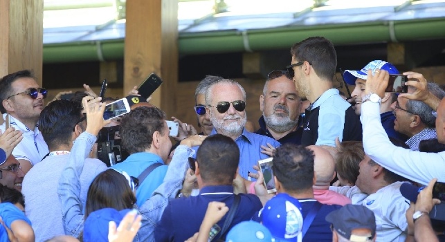Aurelio De Laurentiis, bagno di folla a Dimaro