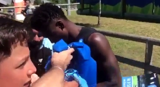 Signori piano, piano!. Maxi entusiasmo per il festeggiato Diawara, quasi travolte la transenne! [VIDEO CN24]