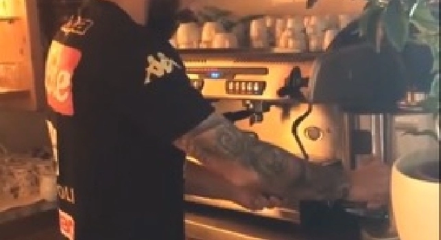 Lorenzo Tonelli prepara il caff&egrave; nel ritiro del Napoli