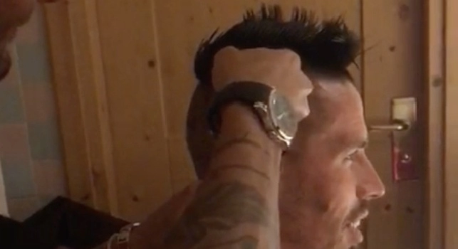 Insigne taglia i capelli ad Hamsik