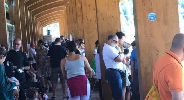 L'amore per Dio e per il Napoli: spunta anche un sacerdote sugli spalti a Dimaro [FOTO CN24]