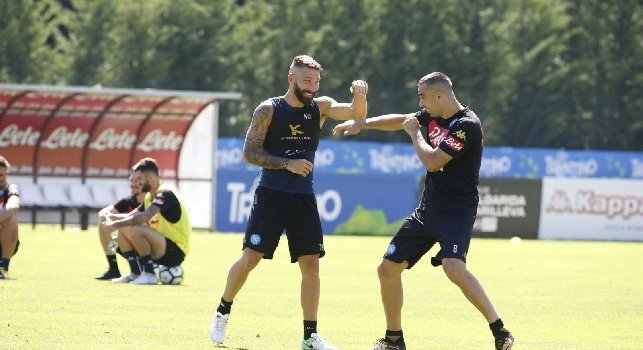 Tonelli e Maksimovic giocano a fare i pugili nel ritiro del Napoli