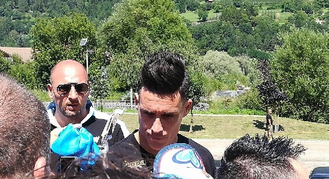 Callejon firma autografi e se la ride alle battute dei tifosi [VIDEO CN24]