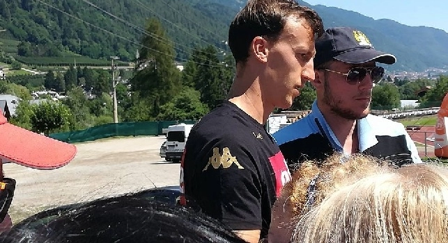 Fallo pure in campionato quel gol!. Chiriches reagisce cos&igrave; alla richiesta mentre firma autografi [VIDEO CN24]