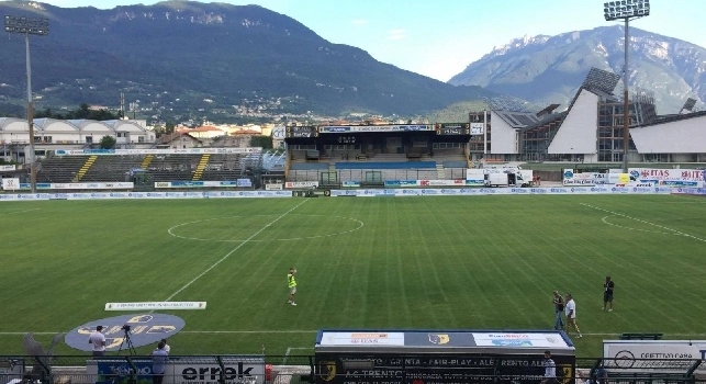 Napoli-Chievo, presenti anche gli ultras: security e polizia si cautelano, isolati oggetti vari [FOTO CN24]