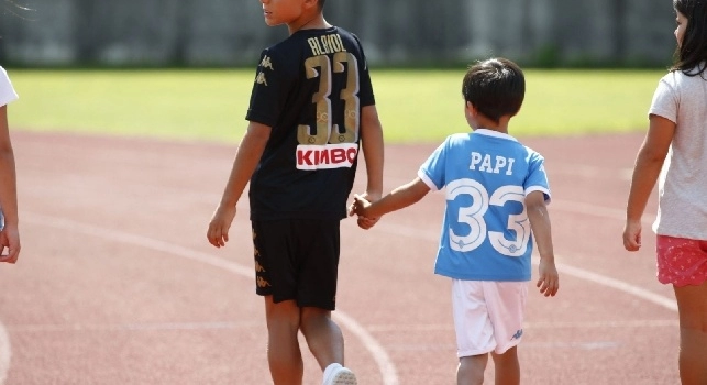 I figli di Albiol dopo l'allenamento a Dimaro