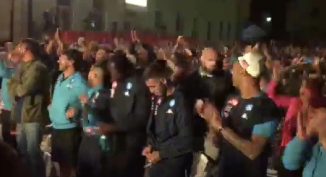 Insigne, Koulibaly, Ghoulam, Sepe saltellano a "Chi non salta juventino &egrave;!"