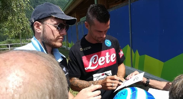 Dimaro, giorno 17: Maggio firma autografi