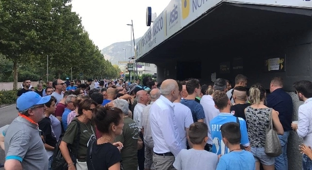 Ressa dei tifosi per gli ultimi biglietti di Napoli-Chievo