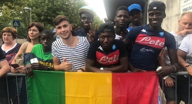 Koulibaly si ferma con i tifosi del Senegal