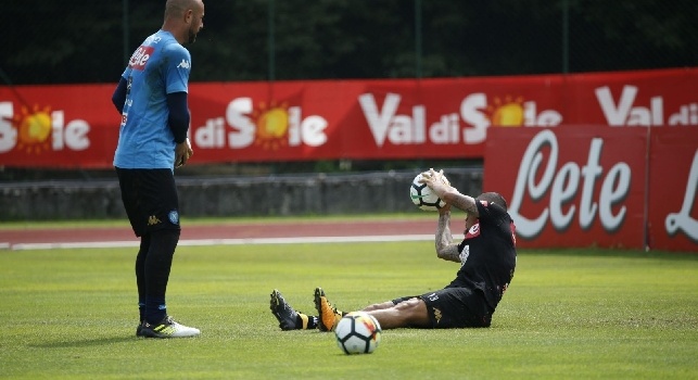 Reina firma autografi dopo Napoli-Chievo