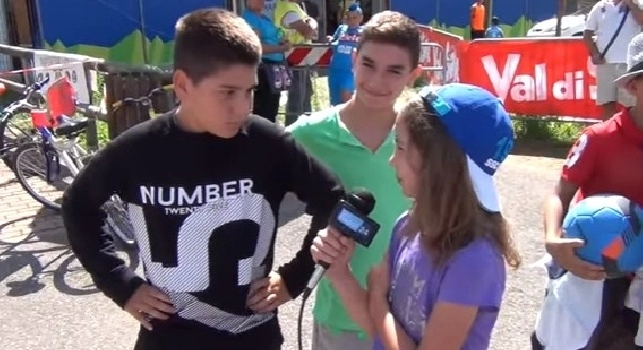 Il parere dei bambini presenti a Dimaro sul calciatore del Napoli da portare in vacanza: la piccola Rosita in veste da giornalista [VIDEO]