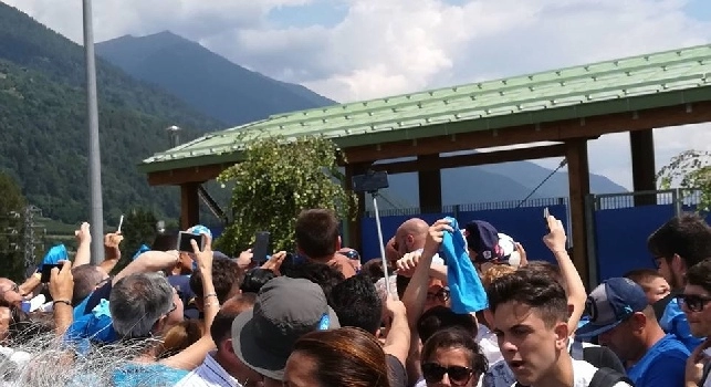 Reina firma autografi dopo l'allenamento odierno a Dimaro, sede del ritiro del Napoli