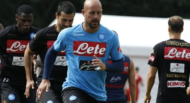 Dimaro, presentazione squadra: Reina balla sul palco, Mertens lo invita a prendere il microfono [VIDEO]