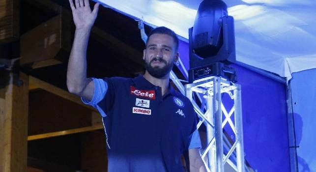 Dimaro, Pavoletti-show sul palco: "Sono sempre in panchina, ma quest'anno la musica cambia. PA-VO-LO-SO, tutti insieme!" [VIDEO]