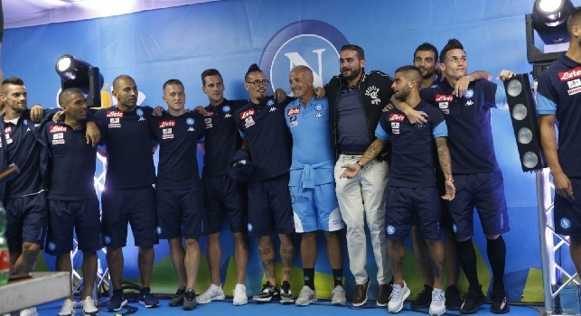 L'inno della Champions League nel corso della presentazione del Napoli