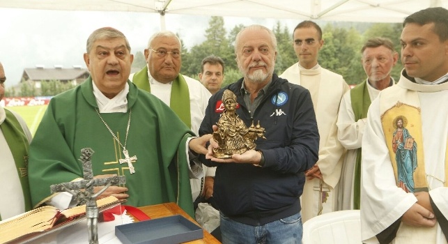 Dal saluto di De Laurentiis e Sarri al dono del Cardinale Sepe: gli scatti della Santa Messa in campo a Dimaro [FOTOGALLERY CN24]