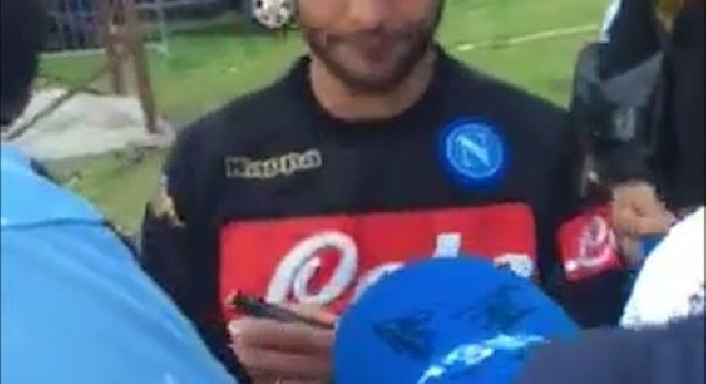 Lorenzo Insigne firma autografi a Dimaro, malintesi coi tifosi