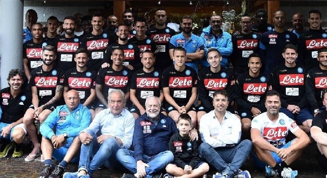 SSC Napoli, il consueto scatto di fine ritiro: azzurri con ADL e lo staff al completo