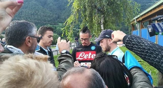 Marek Hamsik protagonista della sessione d'autografi di oggi a Dimaro