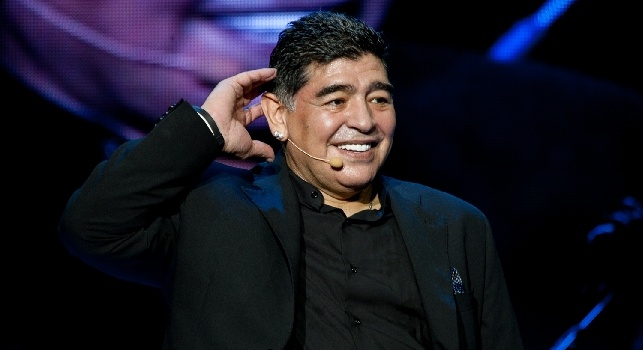 Maradona promuove la VAR: Finalmente la tecnologia nel calcio, però mi avrebbero negato il gol di mano