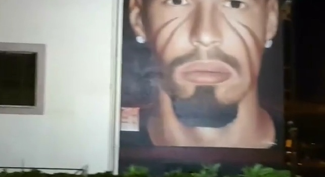 Auguri capitano!: Quarto festeggia il compleanno di Hamsik sotto al suo murales [VIDEO]