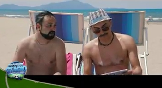 Con Mertens è l'anno buono!: tifosi del Napoli in spiaggia, ma qualcosa non quadra... [VIDEO IRONICO]