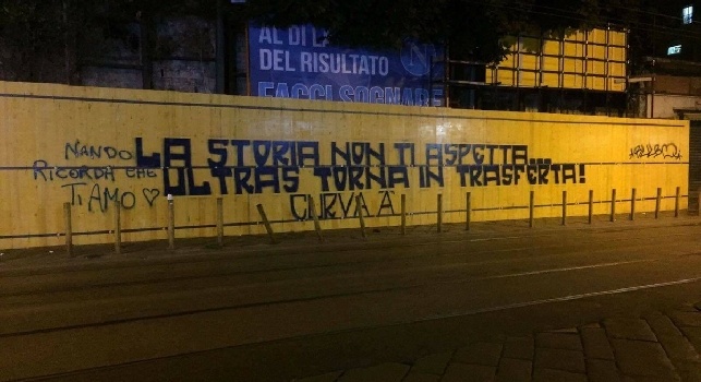 La carica della Curva A in uno striscione: La storia non ti aspetta...Ultras torna in trasferta! (FOTO)