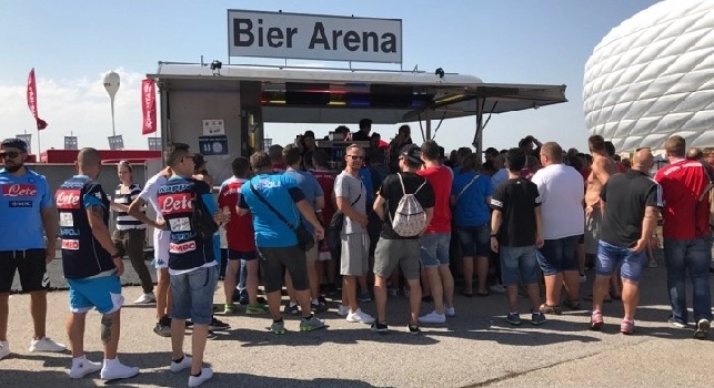Audi Cup, ressa all'Allianz Arena per gli ultimi biglietti: spuntano i tifosi con le magliette del Napoli [FOTOGALLERY CN24]