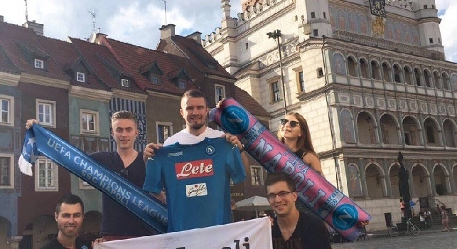 Tweet della SSC Napoli: La nostra nuova maglia &egrave; ovunque. Eccola con i tifosi dalla Polonia [FOTO]