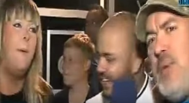 Alvino intervista una tifosa inglese: Amo Napoli, il cibo..., poi l'intervento insapettato di un simpatico disturbatore [VIDEO]