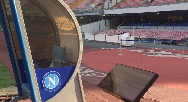 Napoli - Espanyol, al San Paolo debutta la VAR: ecco il monitor dietro le panchine [FOTO]