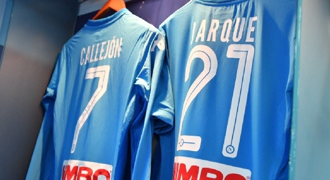 Napoli in divisa azzurra contro l'Espanyol, negli spogliatoi spunta anche una maglia particolare [FOTO]