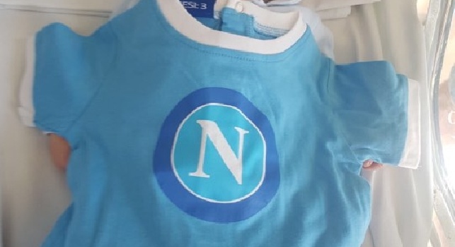 Vagito azzurro, napoletani si nasce: auguri al piccolo Francesco, il tifoso del Napoli più giovane al mondo [FOTO]