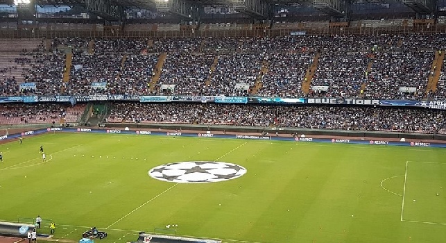Napoli-Nizza, l'urlo 'The Champions' ripreso da un balcone di Fuorigrotta: il boato è impressionante! [VIDEO]