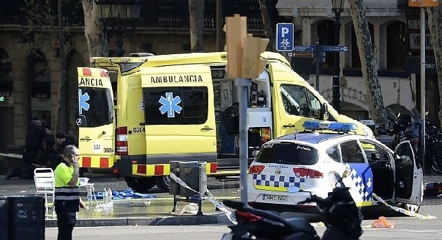 Attentato terroristico a Barcellona: furgone sulla folla, almeno tredici morti [VIDEO]