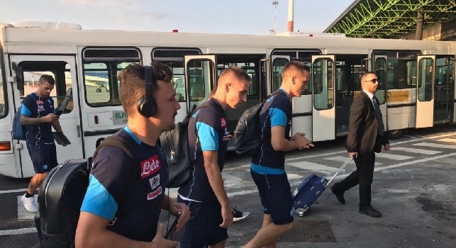 Il Napoli atterra a Verona, ad attendere gli azzurri il pullman che li porterà in hotel [FOTO]
