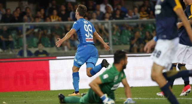 Arkadiusz Milik esulta dopo il gol in Hellas Verona - Napoli