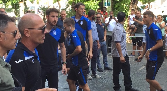 L'Atalanta torna a Palazzo Caracciolo: il pullman urta un paletto, siparietto tra Gomez ed un tifoso [FOTO & VIDEO CN24]