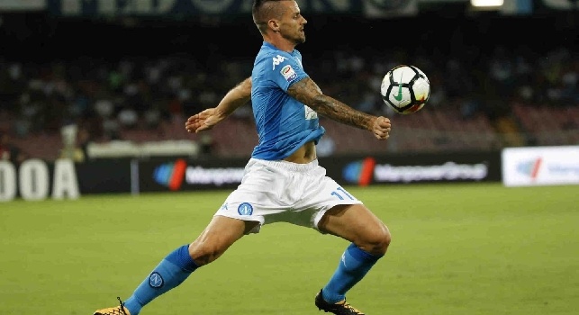 Lazio-Napoli, le scelte di Sarri: esclusione eccellente in difesa, niente turnover per i tre in avanti ed Hamsik
