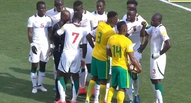Clamoroso - Sudafrica-Senegal da rigiocare, arbitro radiato per scommesse: Koulibaly punito da rigore inesistente! [VIDEO]