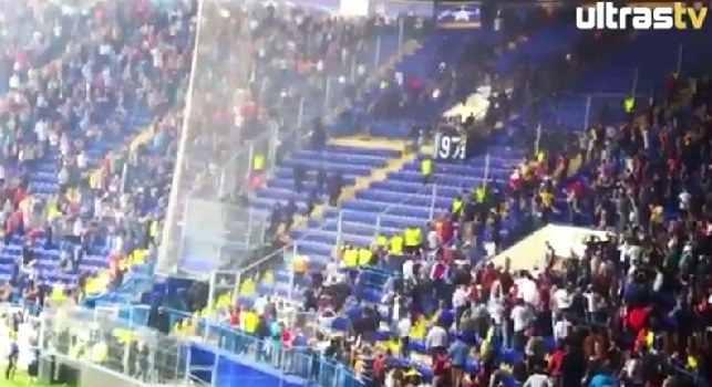 La polizia ucraina irrompe nel settore ospiti, pesanti scontri con gli Ultras del Napoli [VIDEO]