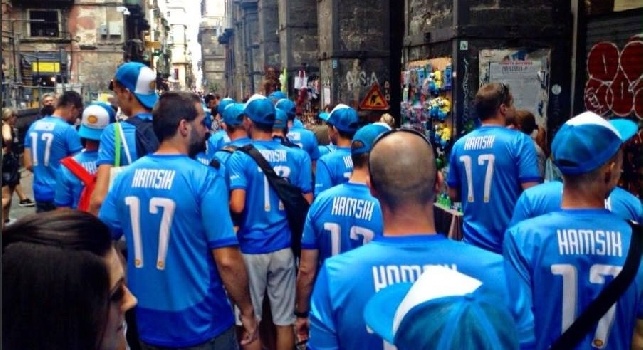 Napoli, turisti slovacchi in giro per la città con le maglie di Hamsik [FOTO]